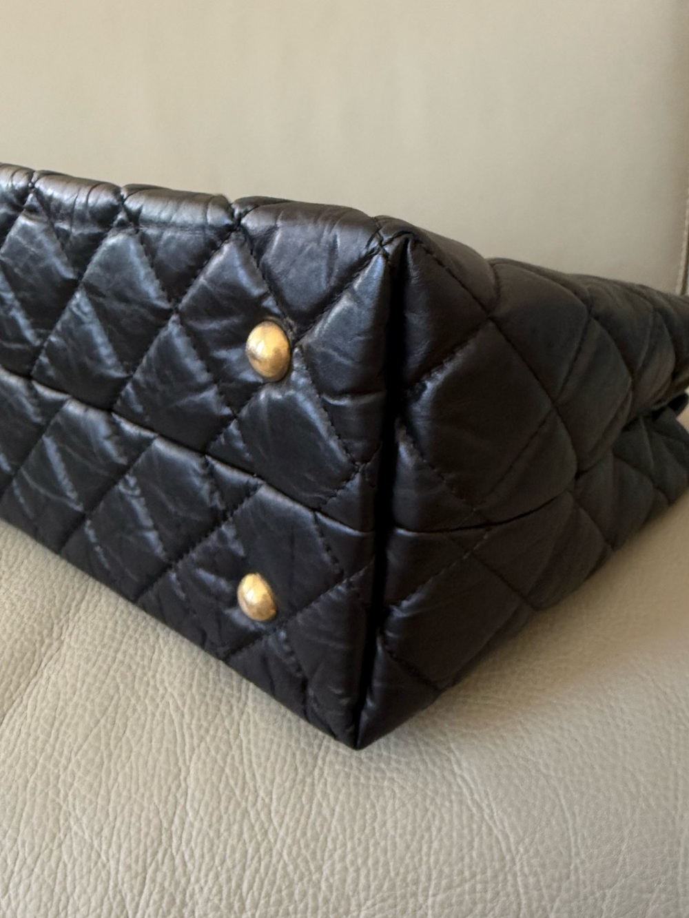 CHANEL Quilted Shoulder Bag in Black with Gold Hardware - Picture 4 of 8